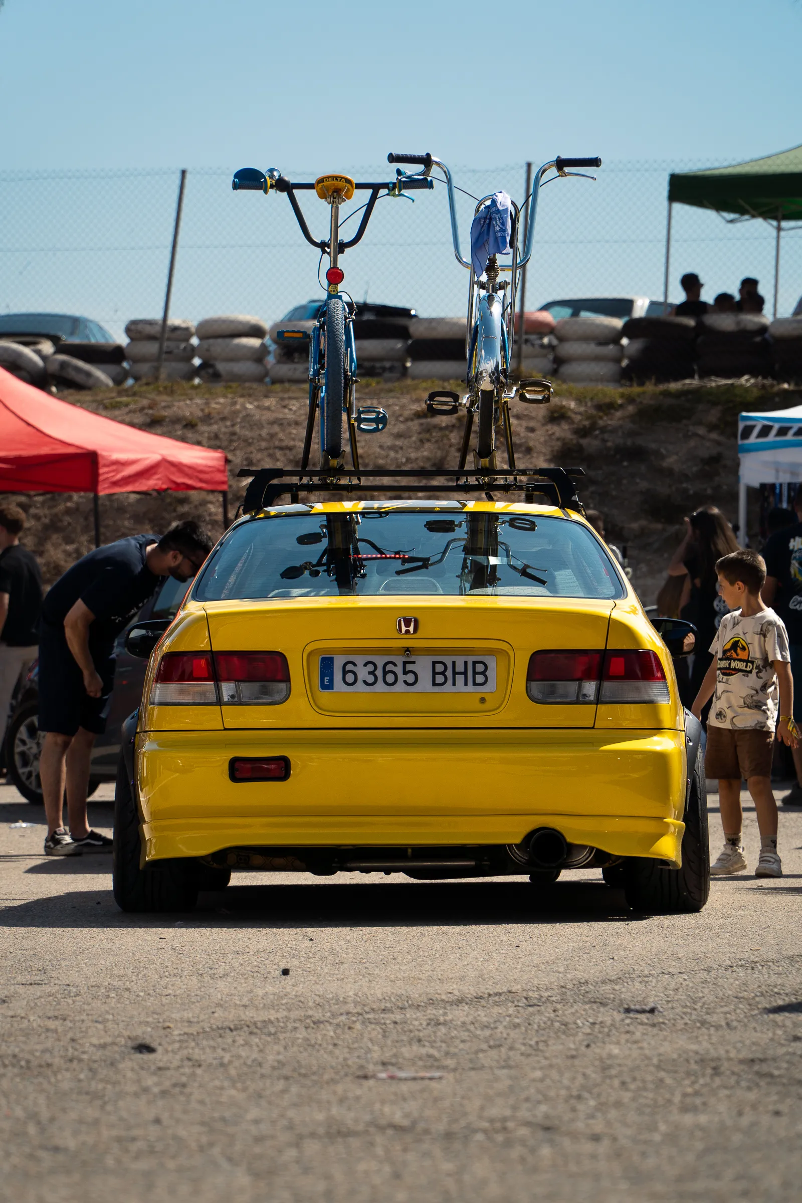 Paddock y pista · 28